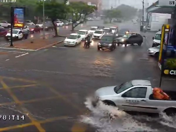 Avenidas de Natal têm alagamentos e semáforos quebrados após chuva nesta segunda (27) — Foto: STTU/Divulgação