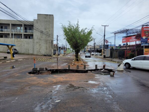 Cratera se abre na Avenida Abel Cabral após fortes chuvas na Grande Natal — Foto: Foto: Letícia Jácome