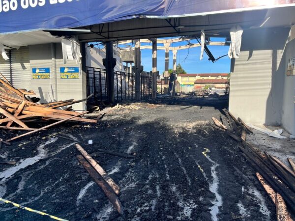 Loja de estofados foi destruída por incêndio entre o domingo (3) e esta segunda-feira (4) em Parnamirim, na Grande Natal — Foto: Vinícius Marinho/Inter TV Cabugi