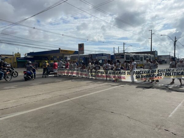 Manifestantes fecham parcialmente avenida na Grande Natal — Foto: Emerson Medeiros/Inter TV Cabugi