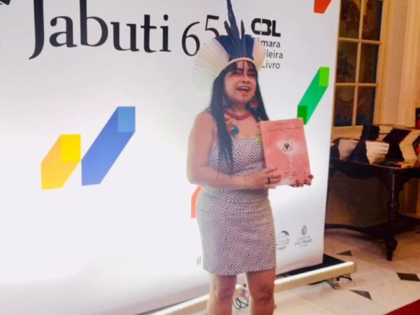 Eva Potiguara venceu o prêmio Jabuti na categoria Fomento à Leitura — Foto: Foto: Reprodução/Redes sociais
