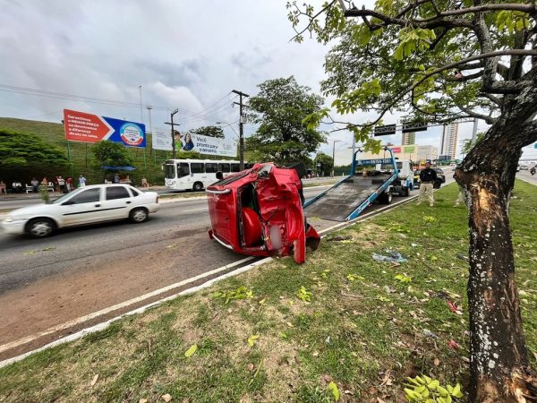 Carro bateu em árvore no canteiro central antes de capotar, segundo a PRF — Foto: Vinícius Marinho/Inter TV Cabugi