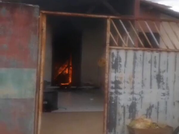 Casa incendiada em Ceará-Mirim, na Grande Natal — Foto: Reprodução