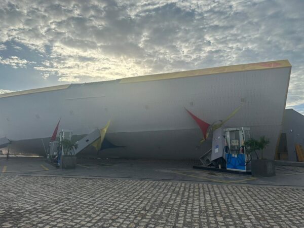 Cobertura de posto desabou nesta terça-feira (26) em Mossoró — Foto: Iara Nóbrega/Inter TV Costa Branca