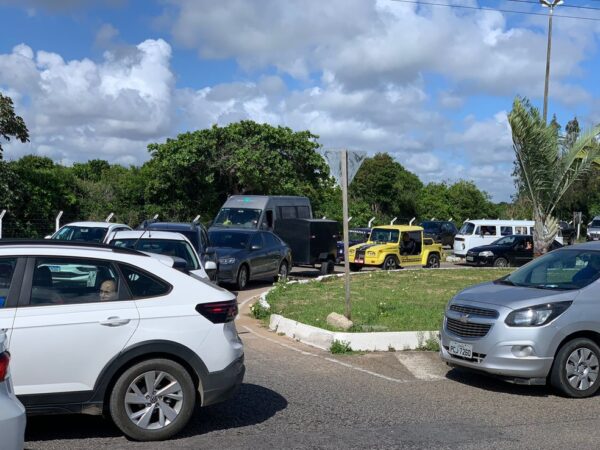 Batida entre dois carros deixa trânsito travado na Rota do Sol, na Grande Natal — Foto: Gustavo Brendo/Inter TV Cabugi