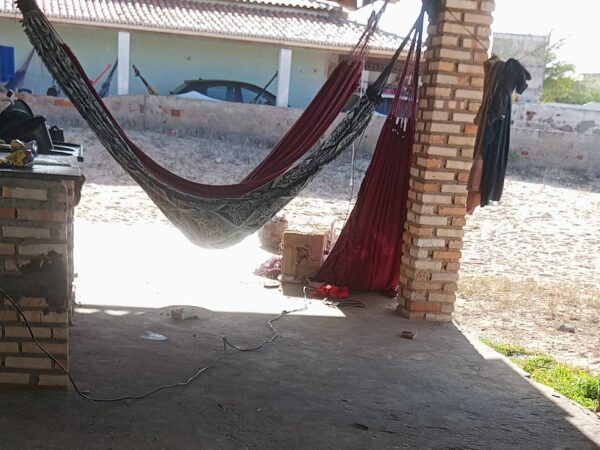Homem morre após se deitar em rede e pilar cair em cima dele em casa de praia no RN — Foto: Cedida