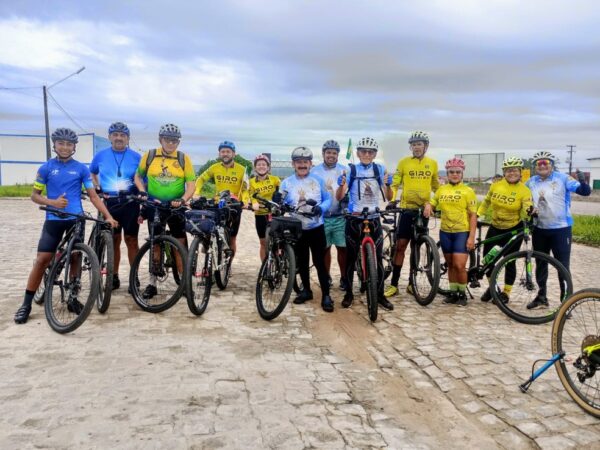 Quatro ciclistas recebem apoio de colegas em Canguaretama (RN) no início da viagem — Foto: Divulgação