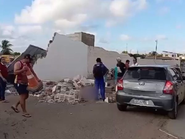 Muro atingido por caminhão cai e mata ex-vereador de Lajes, no RN — Foto: Reprodução