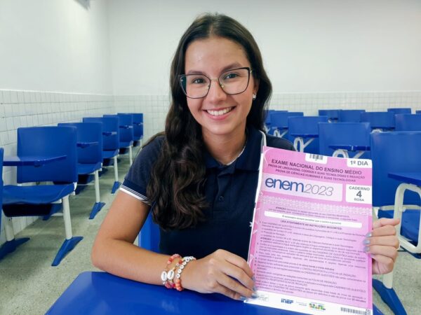 Letícia Vicente da Silva, 17 anos, tirou nota 1 mil. Ela sonha em cursar medicina — Foto: Iara Nóbrega/Inter TV Costa Branca