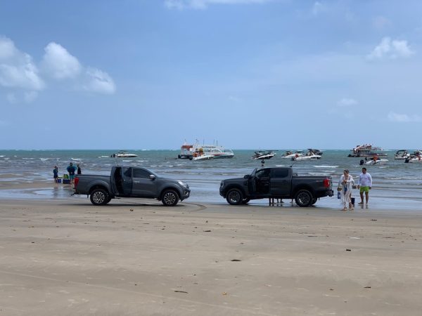 Carros circulam na faixa de areia da praia de Pirangi do Sul, no RN — Foto: Gustavo Brendo/Inter TV Cabugi