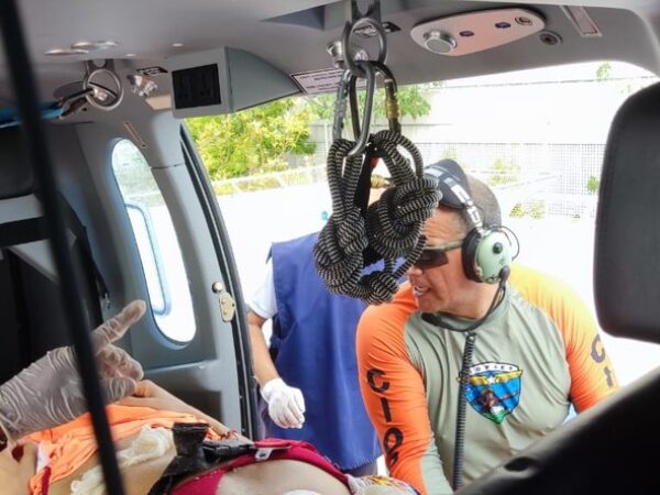 Vítima de acidente é resgatada pelo Helicóptero Potiguar 2 da Seded — Foto: Sesed/Divulgação