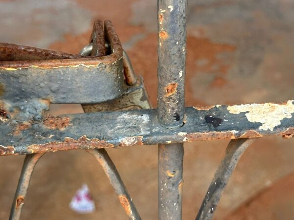 Moradores com grades trancadas com cadeado na zona rural de Mossoró, após fuga de presos da penitenciária federal — Foto: Iara Nóbrega/Inter TV Costa Branca