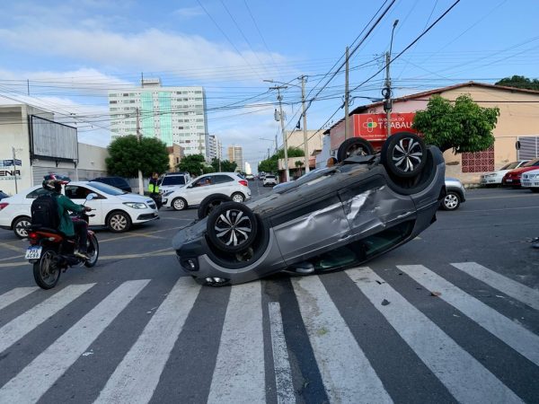 Carro capota após colidir com outro em cruzamento de Mossoró — Foto: Gustavo Brendo/Inter TV Cabugi