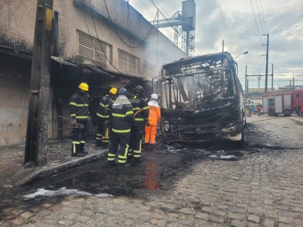 Ônibus foi incendiado no Terminal das Rocas — Foto: Vanessa Camilo/Inter TV Cabugi