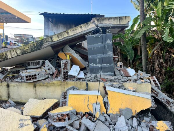 Explosão provocada por ladrões de cofre causou destruição em posto de combustíveis de Natal — Foto: Vinícius Marinho/Inter TV Cabugi