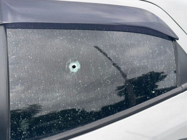 Marca de tiro em vidro de carro atingido durante assalto em Natal — Foto: Kleber Teixeira/Inter TV Cabugi