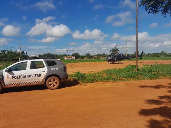 Viatura e helicóptero da polícia durante buscas por fugitivos no assentamento Vila Nova I, em Baraúna, no RN — Foto: Cedida
