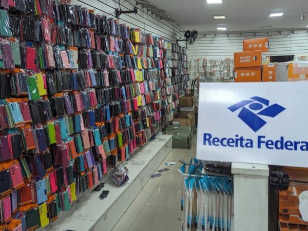 Produtos foram apreendidos pela Receita Federal em lojas no Alecrim — Foto: Divulgação/Receita Federal