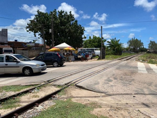 Acidente aconteceu em linha passagem de nível no bairro Planalto, na Zona Oeste de Natal — Foto: Pedro Trindade/Inter TV Cabugi
