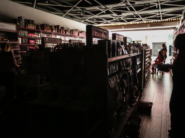 São Paulo - SP, 18/03/2024, Um apagão na manhã desta segunda-feira deixou bairros da região central capital sem energia elétrica. Pelo menos Santa Cecília, Higienópolis, e Vila Buarque foram afetados. Comerciantes e restaurantes sem energia na Alameda Barros. Foto: Paulo Pinto/ Agência Brasil