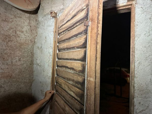 Moradora da comunidade VIla Real, em Mossoró, disse que casa foi arrombada na noite de sexta (15) — Foto: Iara Nóbrega/Inter TV Costa Branca