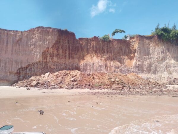 Parte de falésia desaba em Tabatinga — Foto: Redes sociais