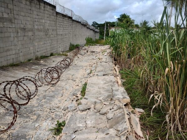 Parte do muro do Case Pitimbu caiu nesta sexta-feira (29) — Foto: Divulgação