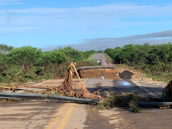Cratera aberta na BR-304, após destruição de ponte na altura do município de Lajes, no RN — Foto: Gustavo Brendo/Inter TV Cabugi
