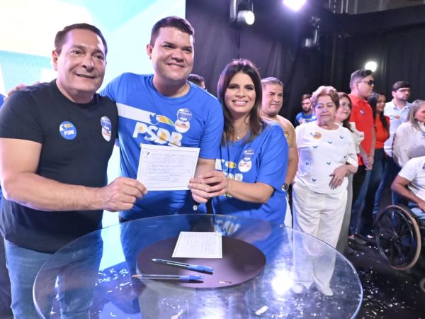 Ezequiel Ferreira assinou várias fichas de filiações ao PSDB, ao lado de Lawrence Amorim. — Foto: Divulgação