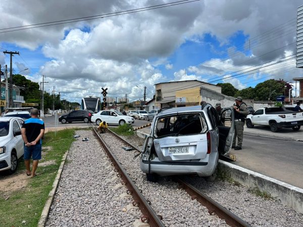 Carro é atingido por trem em Parnamirim, na Grande Natal — Foto: Vinícius Marinho/Inter TV Cabugi