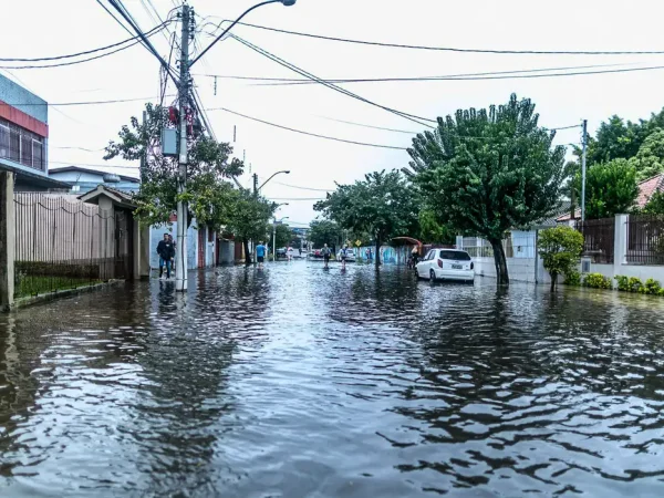 A cidade de Canoas enfrenta uma emergência devido às enchentes, com mais de 50 mil pessoas em áreas de risco afetadas pelos alertas de evacuação. A Defesa Civil precisa de barcos e voluntários aptos para auxiliar no resgate dos moradores. Foto: Thiago Guimarães/ PMC
