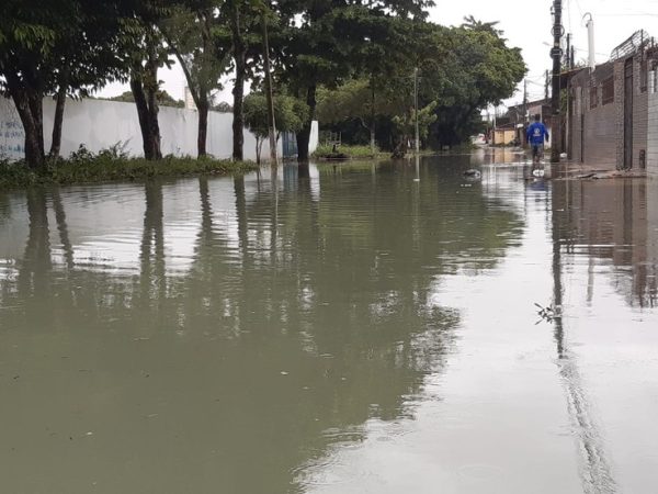 Na lagoa de captação do Santarém a água tomou conta das ruas e também invadiu casas — Foto: Sérgio Henrique Santos/Inter TV Cabugi