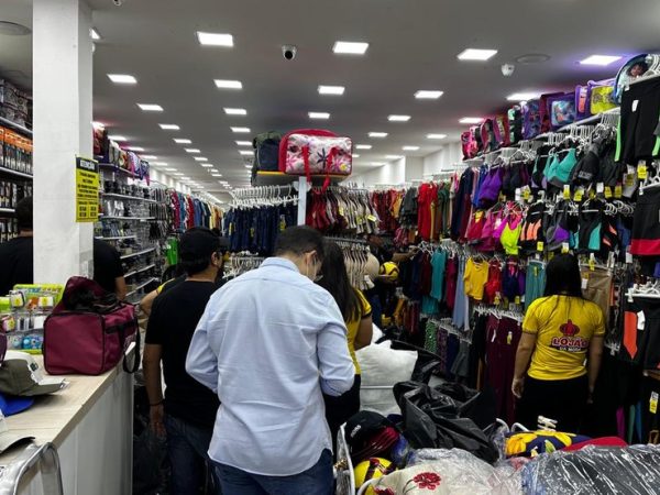 Mais de mil produtos foram apreendidos em Loja localizada no Centro de Campina Grande — Foto: Polícia Civil