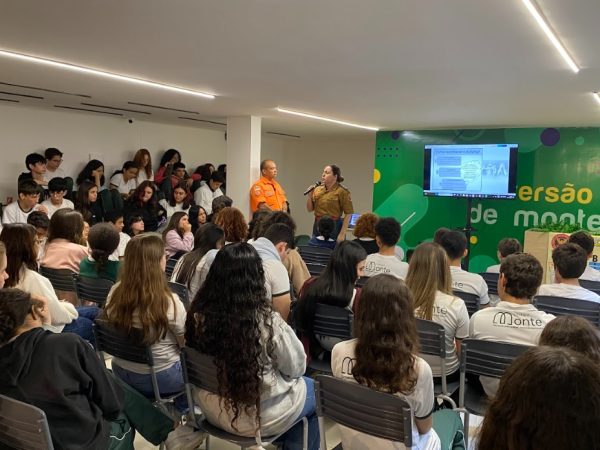 Palestra ministrada para mais de 100 alunos do Colégio Monte leva conscientização sobre perigos que o bullying oferece. — Foto: Divulgação
