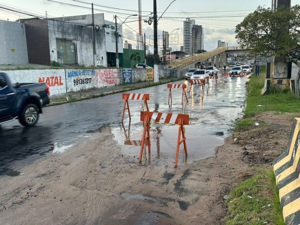 Vazamento afetou a Avenida Prudente de Morais — Foto: Kleber Teixeira/Inter TV Cabugi