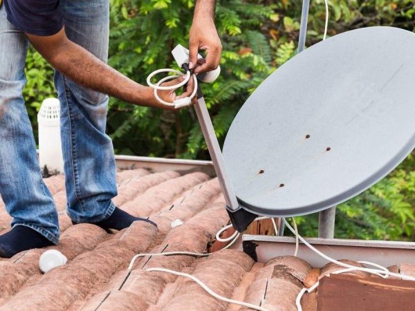 Telespectadores podem instalar o modelo terrestre ou a nova parabólica digital para continuarem assistindo aos canais da TV aberta. — Foto: Divulgação