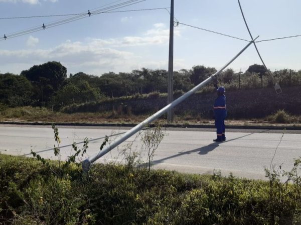Ventania derrubou poste às margens da rodovia — Foto: Sérgio Henrique Santos/Inter TV Cabugi