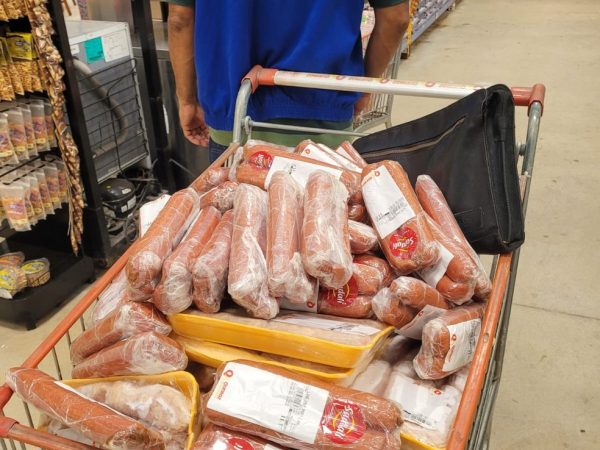 Fotos material apreendido em supermercado da Grande Natal Procon Natal fiscalização — Foto: Divulgação