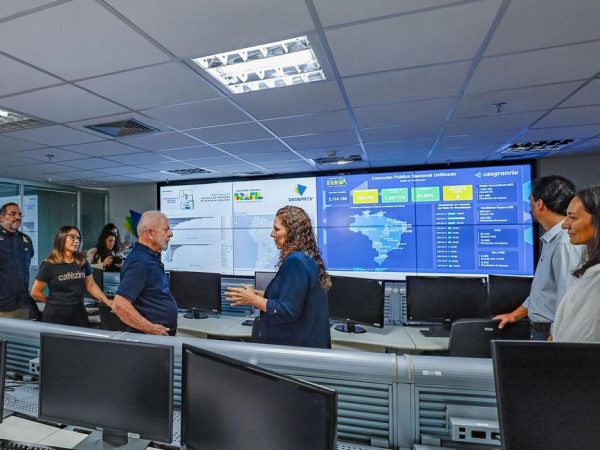 16.08.2024 - Presidente da República, Luiz Inácio Lula da Silva e a ministra da Gestão e Inovação em Serviços Públicos, Esther Dweck, durante visita a sala de situação que monitora aplicação do CNU em todo o país. Foto: Ricardo Stuckert/PR