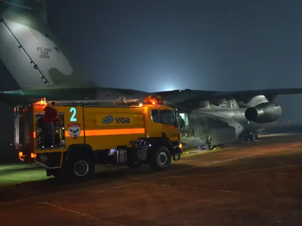 Brasília (DF) 25/08/2024 - A Força Aérea Brasileira (FAB) informa que uma aeronave KC-390 Millennium, operada pelo Primeiro Grupo de Transporte de Tropa (1º GTT) – Esquadrão Zeus, pousou às 23h55 (horário local) no Aeroporto de Ribeirão Preto, no estado de São Paulo, onde será engajada para auxiliar no combate às queimadas na região.

Foto: Fab/Divulgação