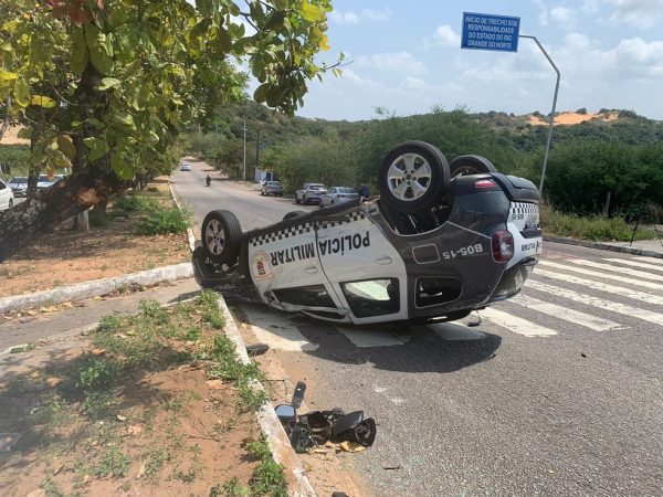 Viatura da PM capotou no início do prolongamento da avenida Prudente de Morais em Natal — Foto: Philipe Salvador/Inter TV Cabugi