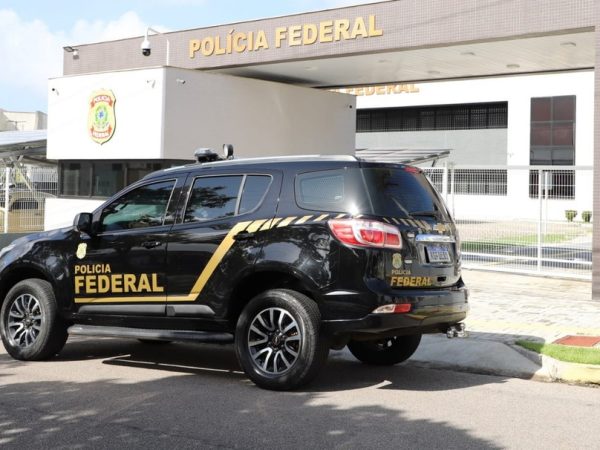 Viatura da Polícia Federal em frente à sede da corporação em Natal — Foto: Divulgação