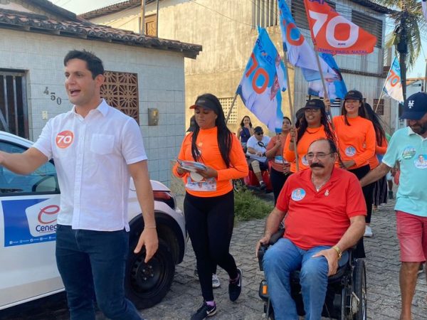 Rafael Motta candidato do Avante e o vice em caminhada pelo bairro Lagoa Azul, na Zona Norte — Foto: Francielly Medeiros/Inter TV Cabugi