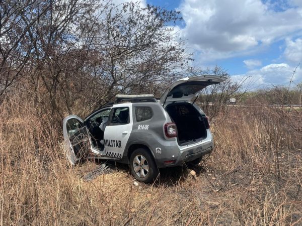 Viatura parou fora da pista após acidente, segundo polícia militar — Foto: Divulgação