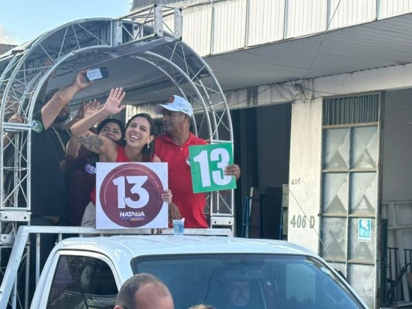 Natália Bonavides participou de campanha na Zona Oeste da cidade — Foto: Kleber Teixeira/Inter TV Cabugi