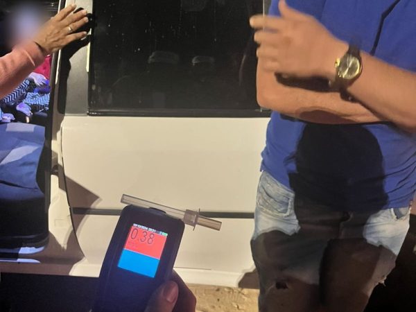 Foto mostra resultado de teste de alcoolemia de motorista e criança sentada no banco de passageiro do carro no interior do RN — Foto: CPRE/Cedida