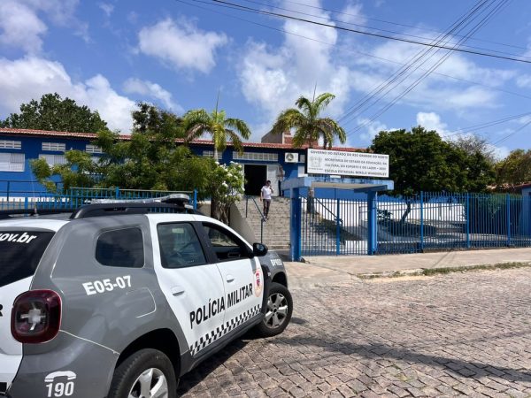 Viatura policial em frente a escola estadual no RN — Foto: Vinícius Marinho/Inter TV Cabugi