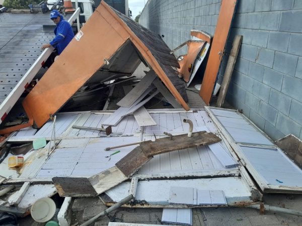 Trailer de lanches fica destruído após ser atingido por carro em Parnamirim — Foto: Thiago César/Inter TV Cabugi