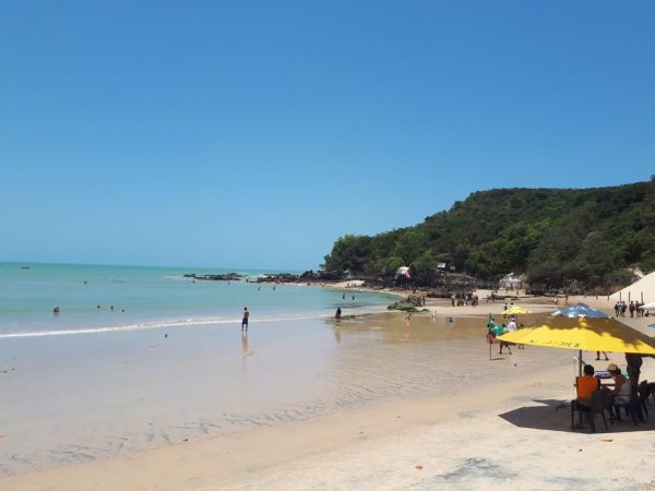 Praia de Ponta Negra, próximo ao Morro do Careca, é uma das impróprias para banho — Foto: Fernanda Zauli/g1