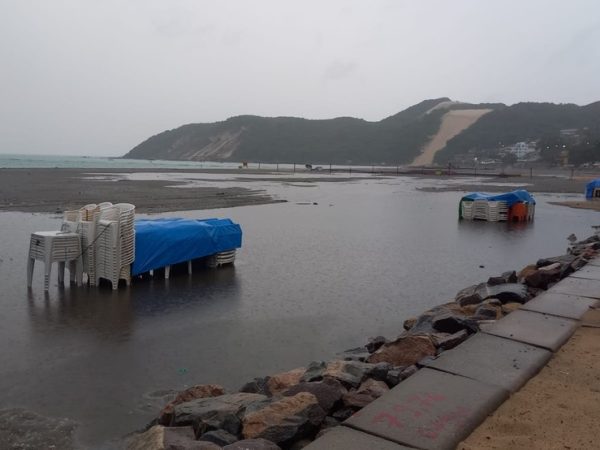 Água acumulada sobre a areia na área da engorda de Ponta Negra, na Zona Sul de Natal — Foto: Emanuel do Cação/Cedida